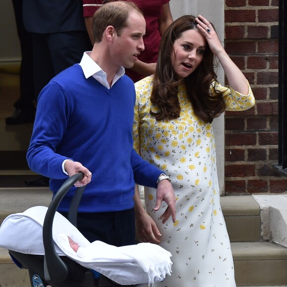 La duchesse Catherine de Cambridge (Kate Middleton) portait une robe Jenny Packham blanche à fleurs jaunes pour sa sortie de la maternité de l'hôpital St Mary le 2 mai 2015 quelques heures après la naissance de la princesse Charlotte de Cambridge.