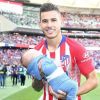 Lucas Hernandez avec son fils Martin après une victoire avec l'Atletico Madrid le 7 octobre 2018.