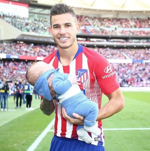 Lucas Hernandez avec son fils Martin après une victoire avec l'Atletico Madrid le 7 octobre 2018.