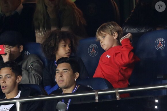 Davi Lucca da Silva Santos (fils de Neymar) dans les tribunes du parc des princes lors du match de football de ligue 1 opposant le Paris Saint-Germain (PSG) à l'Olympique Lyonnais (OL) à Paris, France, le 7 octobre 2018. Le PSG a gagné 5-0.