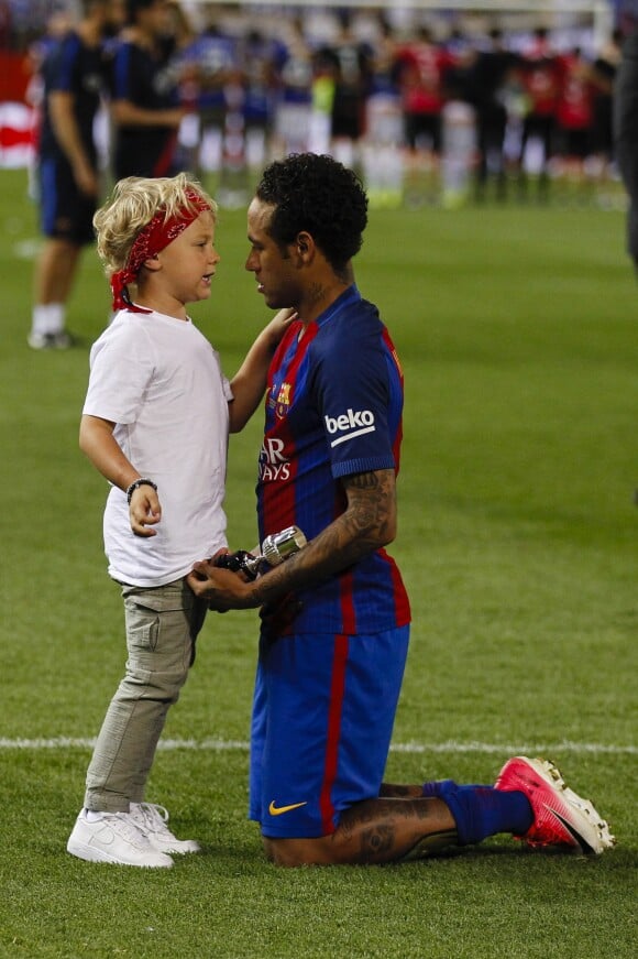 Neymar et son fils avec son fils Davi Lucca - Espagne : Messi offre la Coupe du Roi au Barça face à Alavés le 27 mai 2017.
