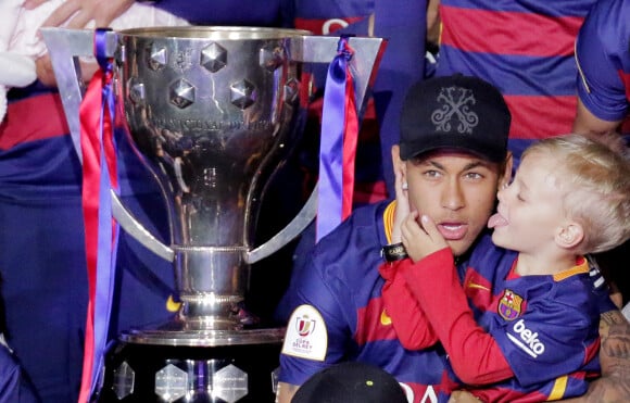 Neymar et son fils Davi Lucca da Silva Santos - FC Barcelone s'est imposé 2-0 face au FC Séville et remporte la Coupe du Roi pour la deuxième année consécutive. Barcelone, le 23 mai 2016.