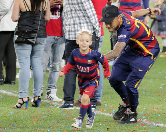 Neymar et son fils Davi Lucca da Silva Santos - FC Barcelone s'est imposé 2-0 face au FC Séville et remporte la Coupe du Roi pour la deuxième année consécutive. Barcelone, le 23 mai 2016.