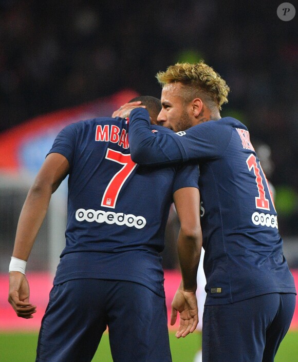 Neymar et Kylian Mbappé lors du match PSG-Olympique lyonnais au Parc des princes le 7 octobre 2018.