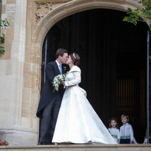 Princess Eugenie and her new husband Jack Brooksbank outside St George's Chapel in Windsor Castle following their wedding. ... Princess Eugenie wedding ... 12-10-2018 ... Windsor ... UK ... Photo credit should read: Victoria Jones/PA Wire. Unique Reference No. 39085686 ... Picture date: Friday October 12, 2018. See PA story ROYAL Wedding. Photo credit should read: Victoria Jones/PA Wire12/10/2018 - 