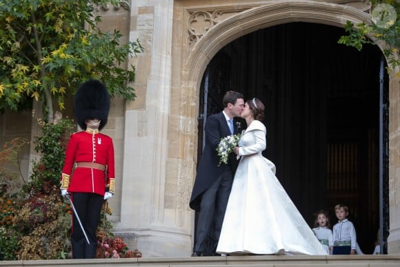 Princess Eugenie and her new husband Jack Brooksbank outside St George's Chapel in Windsor Castle following their wedding. ... Princess Eugenie wedding ... 12-10-2018 ... Windsor ... UK ... Photo credit should read: Victoria Jones/PA Wire. Unique Reference No. 39085686 ... Picture date: Friday October 12, 2018. See PA story ROYAL Wedding. Photo credit should read: Victoria Jones/PA Wire12/10/2018 - 