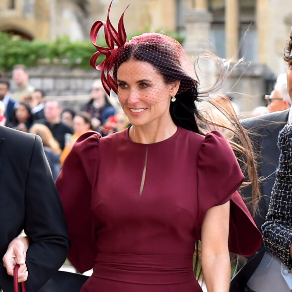 Demi Moore en Stella McCartney - Les invités arrivent à la chapelle St. George pour le mariage de la princesse Eugenie d'York et Jack Brooksbank au château de Windsor, Royaume Uni, le 12 octobre 2018.