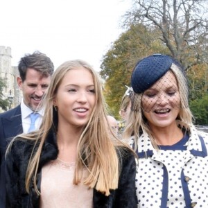 Kate Moss et sa fille Lila Grace Moss quittent le château de Windsor après le mariage de la princesse Eugénie d'York et Jack Brooksbank le 12 octobre 2018.