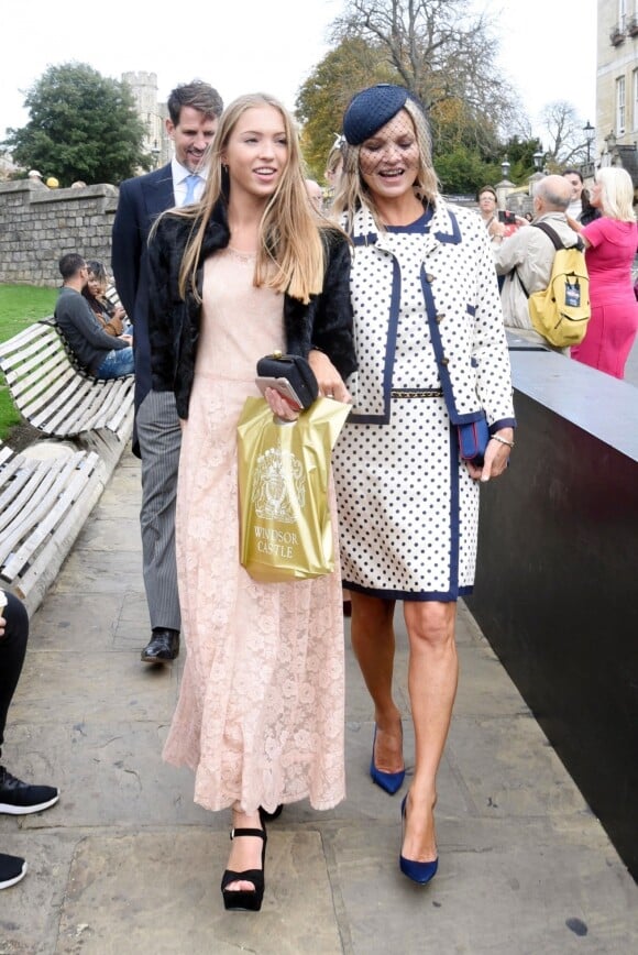 Kate Moss et sa fille Lila Grace Moss quittent le château de Windsor après le mariage de la princesse Eugénie d'York et Jack Brooksbank le 12 octobre 2018.