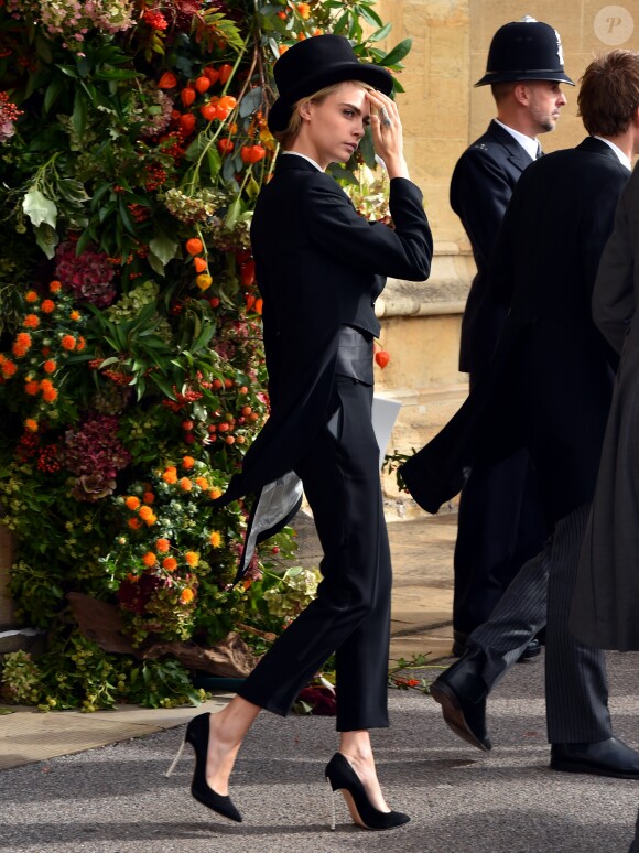Cara Delevingne en Emporio Armani - Sorties après la cérémonie de mariage de la princesse Eugenie d'York et Jack Brooksbank en la chapelle Saint-George au château de Windsor, Royaume Uni, le 12 octobre 2018.