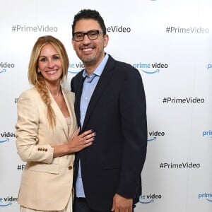 Julia Roberts et Sam Esmail lors du photocall Amazon Prime Video show "Homecoming", Prime Video Presents à Londres le 2 octobre 2018.