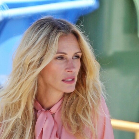 Exclusif - Julia Roberts pose pour une séance photo devant une Mercedes à Malibu. L'actrice porte une blouse rose, un jean slim, des escarpins et des lunettes de soleil Aviateur, le 21 juillet 2018.