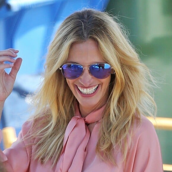 Exclusif - Julia Roberts pose pour une séance photo devant une Mercedes à Malibu. L'actrice porte une blouse rose, un jean slim, des escarpins et des lunettes de soleil Aviateur, le 21 juillet 2018.