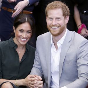 Le prince Harry, duc de Sussex, et Meghan Markle, duchesse de Sussex, rencontrent des membres du Joff, Peacehaven Youth Centre à PeaceHaven dans le Sussex le 3 octobre 2018.