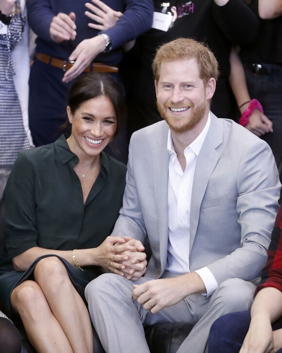 Le prince Harry, duc de Sussex, et Meghan Markle, duchesse de Sussex, rencontrent des membres du Joff, Peacehaven Youth Centre à PeaceHaven dans le Sussex le 3 octobre 2018.