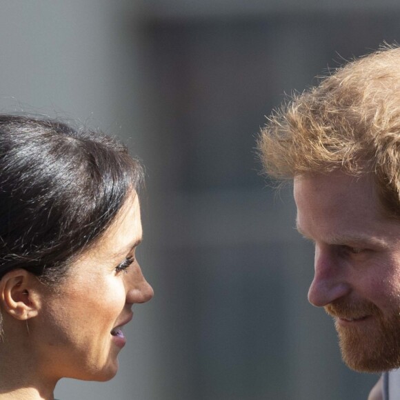 Le prince Harry et Meghan Markle sont accueillis par des enfants lors de leur visite au Brighton Pavilion à Brighton le 3 octobre 2018.