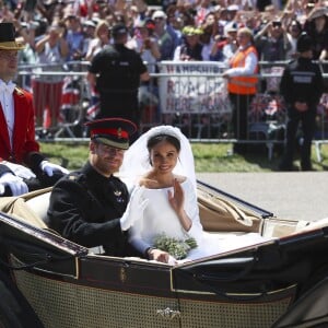 Le prince Harry, duc de Sussex, et Meghan Markle, duchesse de Sussex, en calèche à la sortie du château de Windsor après leur mariage le 19 mai 2018.