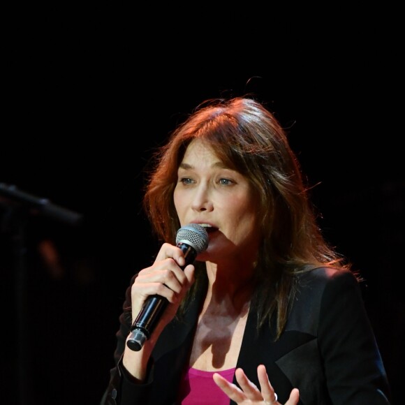 Carla Bruni-Sarkozy en concert lors du 58ème festival "Jazz à Juan" à Juan-les-Pins le 17 juillet 2018. © Bruno Bebert/Bestimage