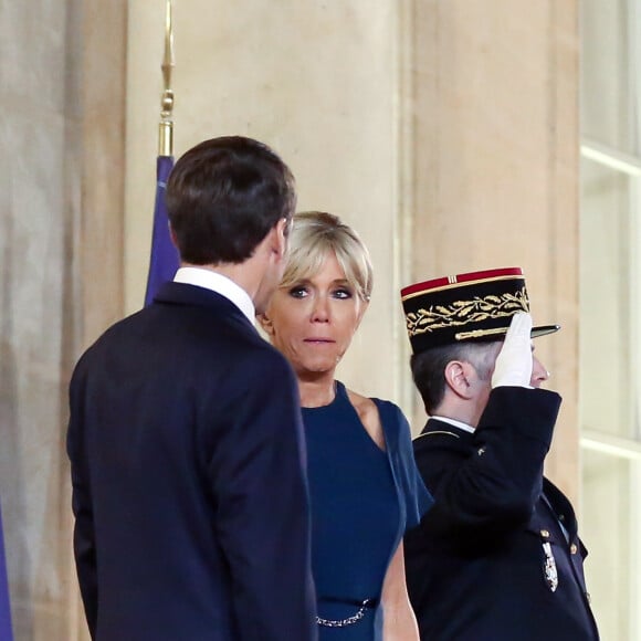 Le président de la République française Emmanuel Macron et sa femme la Première Dame Brigitte Macron (Trogneux) - Le président de la République française et sa femme la Première Dame reçoivent le président de la République de Corée du Sud et sa femme pour un diner d'Etat au palais de l'Elysée à Paris, France, le 15 octobre 2018. © Stéphane Lemouton/Bestimage