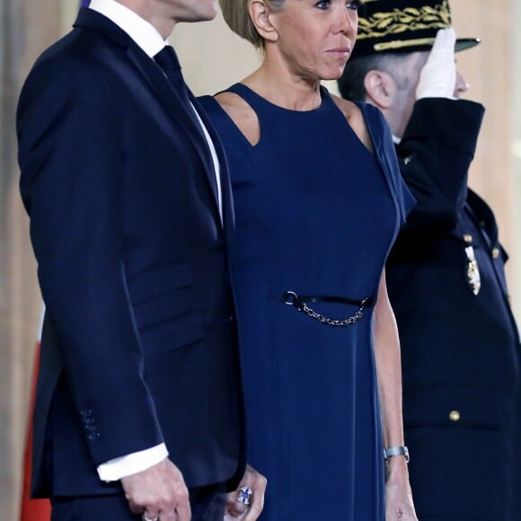 Le président de la République française Emmanuel Macron et sa femme la Première Dame Brigitte Macron (Trogneux) - Le président de la République française et sa femme la Première Dame reçoivent le président de la République de Corée du Sud et sa femme pour un diner d'Etat au palais de l'Elysée à Paris, France, le 15 octobre 2018. © Stéphane Lemouton/Bestimage