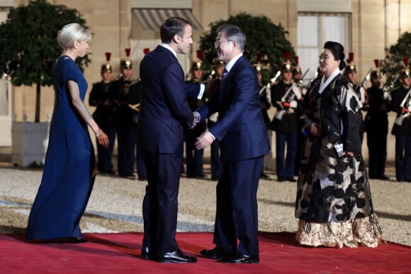 Le président de la République française Emmanuel Macron, sa femme la Première Dame Brigitte Macron (Trogneux), le président de la République de Corée du Sud Moon Jae-in et sa femme Kim Jung-Sook - Le président de la République française et sa femme la Première Dame reçoivent le président de la République de Corée du Sud et sa femme pour un diner d'Etat au palais de l'Elysée à Paris, France, le 15 octobre 2018. © Stéphane Lemouton/Bestimage