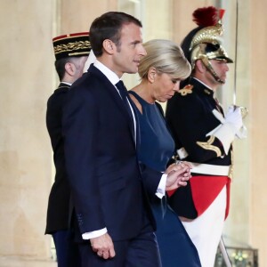 Le président de la République française Emmanuel Macron et sa femme la Première Dame Brigitte Macron (Trogneux) - Le président de la République française et sa femme la Première Dame reçoivent le président de la République de Corée du Sud et sa femme pour un diner d'Etat au palais de l'Elysée à Paris, France, le 15 octobre 2018. © Stéphane Lemouton/Bestimage