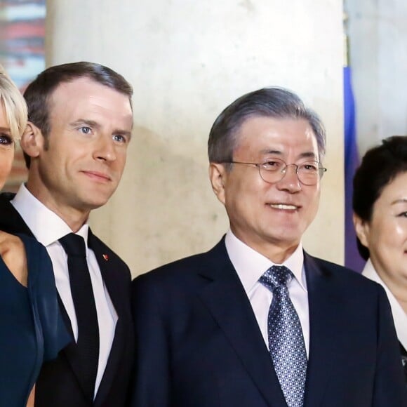 Le président de la République française Emmanuel Macron, sa femme la Première Dame Brigitte Macron (Trogneux), le président de la République de Corée du Sud Moon Jae-in et sa femme Kim Jung-Sook - Le président de la République française et sa femme la Première Dame reçoivent le président de la République de Corée du Sud et sa femme pour un diner d'Etat au palais de l'Elysée à Paris, France, le 15 octobre 2018. © Stéphane Lemouton/Bestimage