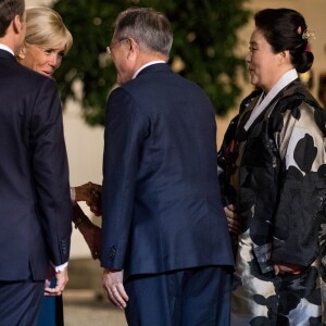 Le président de la République française Emmanuel Macron, sa femme la Première Dame Brigitte Macron (Trogneux), le président de la République de Corée du Sud Moon Jae-in et sa femme Kim Jung-Sook - Le président de la République française et sa femme la Première reçoivent le président de la République de Corée du Sud et sa femme pour un diner d'Etat au palais de l'Elysée à Paris, France, le 15 octobre 2018. © Cyril Moreau/Bestimage