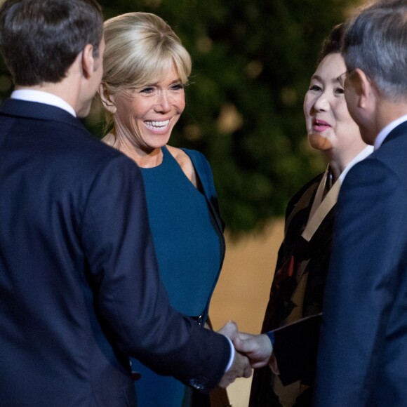 Le président de la République française Emmanuel Macron, sa femme la Première Dame Brigitte Macron (Trogneux), le président de la République de Corée du Sud Moon Jae-in et sa femme Kim Jung-Sook - Le président de la République française et sa femme la Première reçoivent le président de la République de Corée du Sud et sa femme pour un diner d'Etat au palais de l'Elysée à Paris, France, le 15 octobre 2018. © Cyril Moreau/Bestimage