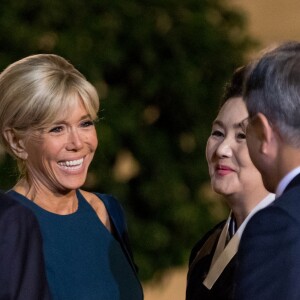 Le président de la République française Emmanuel Macron, sa femme la Première Dame Brigitte Macron (Trogneux), le président de la République de Corée du Sud Moon Jae-in et sa femme Kim Jung-Sook - Le président de la République française et sa femme la Première reçoivent le président de la République de Corée du Sud et sa femme pour un diner d'Etat au palais de l'Elysée à Paris, France, le 15 octobre 2018. © Cyril Moreau/Bestimage