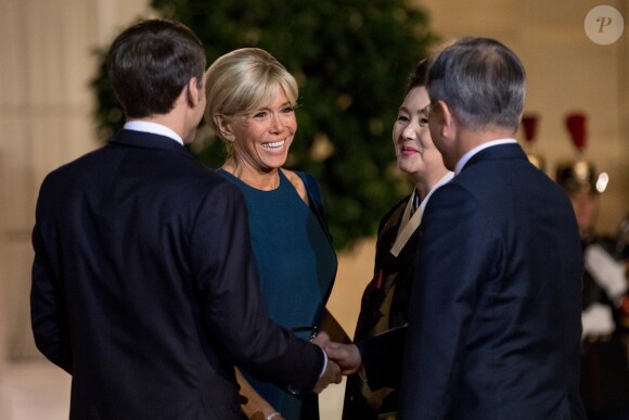 Le président de la République française Emmanuel Macron, sa femme la Première Dame Brigitte Macron (Trogneux), le président de la République de Corée du Sud Moon Jae-in et sa femme Kim Jung-Sook - Le président de la République française et sa femme la Première reçoivent le président de la République de Corée du Sud et sa femme pour un diner d'Etat au palais de l'Elysée à Paris, France, le 15 octobre 2018. © Cyril Moreau/Bestimage