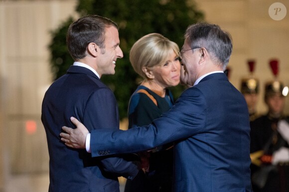 Le président de la République française Emmanuel Macron, sa femme la Première Dame Brigitte Macron (Trogneux), le président de la République de Corée du Sud Moon Jae-in et sa femme Kim Jung-Sook - Le président de la République française et sa femme la Première reçoivent le président de la République de Corée du Sud et sa femme pour un diner d'Etat au palais de l'Elysée à Paris, France, le 15 octobre 2018. © Cyril Moreau/Bestimage