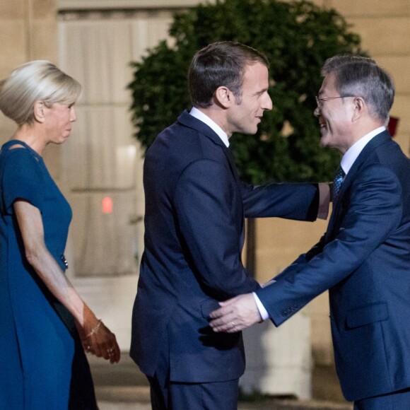 Le président de la République française Emmanuel Macron, sa femme la Première Dame Brigitte Macron (Trogneux), le président de la République de Corée du Sud Moon Jae-in et sa femme Kim Jung-Sook - Le président de la République française et sa femme la Première reçoivent le président de la République de Corée du Sud et sa femme pour un diner d'Etat au palais de l'Elysée à Paris, France, le 15 octobre 2018. © Cyril Moreau/Bestimage