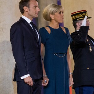 Le président de la République française Emmanuel Macron et sa femme la Première Dame Brigitte Macron (Trogneux) - Le président de la République française et sa femme la Première reçoivent le président de la République de Corée du Sud et sa femme pour un diner d'Etat au palais de l'Elysée à Paris, France, le 15 octobre 2018. © Cyril Moreau/Bestimage  Paris