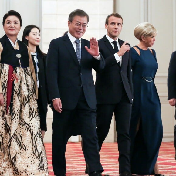 Le président de la République française Emmanuel Macron, sa femme la Première Dame Brigitte Macron, le président de la République de Corée du Sud Moon Jae-in et sa femme Kim Jung-Sook - Le président de la République française, sa femme la Première Dame, le président de la République de Corée du Sud et sa femme lors du dîner d'Etat au palais de l'Elysée à Paris, France, le 15 octobre 2018. © Stéphane Lemouton/Bestimage