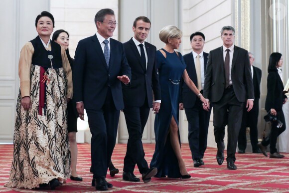 Le président de la République française Emmanuel Macron, sa femme la Première Dame Brigitte Macron, le président de la République de Corée du Sud Moon Jae-in et sa femme Kim Jung-Sook - Le président de la République française, sa femme la Première Dame, le président de la République de Corée du Sud et sa femme lors du dîner d'Etat au palais de l'Elysée à Paris, France, le 15 octobre 2018. © Stéphane Lemouton/Bestimage