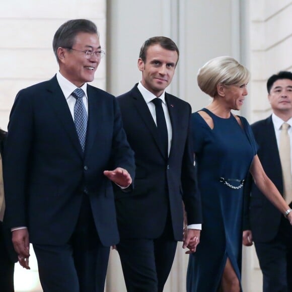 Le président de la République française Emmanuel Macron, sa femme la Première Dame Brigitte Macron, le président de la République de Corée du Sud Moon Jae-in et sa femme Kim Jung-Sook - Le président de la République française, sa femme la Première Dame, le président de la République de Corée du Sud et sa femme lors du dîner d'Etat au palais de l'Elysée à Paris, France, le 15 octobre 2018. © Stéphane Lemouton/Bestimage