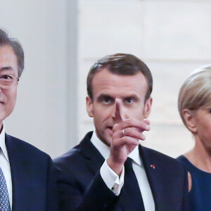 Le président de la République française Emmanuel Macron, sa femme la Première Dame Brigitte Macron et le président de la République de Corée du Sud Moon Jae-in - Le président de la République française, sa femme la Première Dame, le président de la République de Corée du Sud et sa femme lors du dîner d'Etat au palais de l'Elysée à Paris, France, le 15 octobre 2018. © Stéphane Lemouton/Bestimage