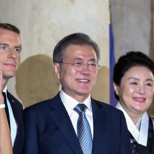 Le président de la République française Emmanuel Macron, sa femme la Première Dame Brigitte Macron (Trogneux), le président de la République de Corée du Sud Moon Jae-in et sa femme Kim Jung-Sook - Le président de la République française et sa femme la Première Dame reçoivent le président de la République de Corée du Sud et sa femme pour un diner d'Etat au palais de l'Elysée à Paris, France, le 15 octobre 2018. © Stéphane Lemouton/Bestimage