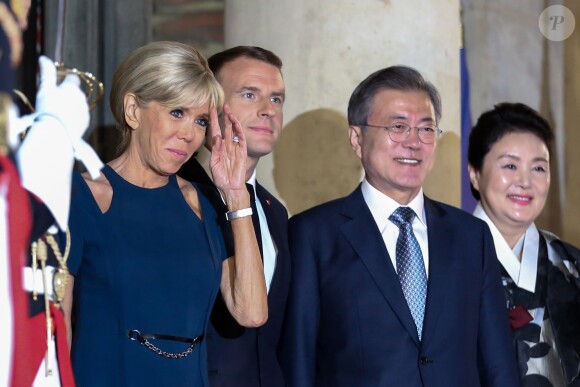 Le président de la République française Emmanuel Macron, sa femme la Première Dame Brigitte Macron (Trogneux), le président de la République de Corée du Sud Moon Jae-in et sa femme Kim Jung-Sook - Le président de la République française et sa femme la Première Dame reçoivent le président de la République de Corée du Sud et sa femme pour un diner d'Etat au palais de l'Elysée à Paris, France, le 15 octobre 2018. © Stéphane Lemouton/Bestimage