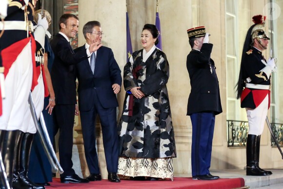 Le président de la République française Emmanuel Macron, sa femme la Première Dame Brigitte Macron (Trogneux), le président de la République de Corée du Sud Moon Jae-in et sa femme Kim Jung-Sook - Le président de la République française et sa femme la Première Dame reçoivent le président de la République de Corée du Sud et sa femme pour un diner d'Etat au palais de l'Elysée à Paris, France, le 15 octobre 2018. © Stéphane Lemouton/Bestimage