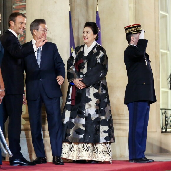 Le président de la République française Emmanuel Macron, sa femme la Première Dame Brigitte Macron (Trogneux), le président de la République de Corée du Sud Moon Jae-in et sa femme Kim Jung-Sook - Le président de la République française et sa femme la Première Dame reçoivent le président de la République de Corée du Sud et sa femme pour un diner d'Etat au palais de l'Elysée à Paris, France, le 15 octobre 2018. © Stéphane Lemouton/Bestimage