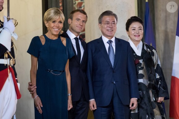 Le président de la République française Emmanuel Macron, sa femme la Première Dame Brigitte Macron (Trogneux), le président de la République de Corée du Sud Moon Jae-in et sa femme Kim Jung-Sook - Le président de la République française et sa femme la Première reçoivent le président de la République de Corée du Sud et sa femme pour un diner d'Etat au palais de l'Elysée à Paris, France, le 15 octobre 2018. © Cyril Moreau/Bestimage
