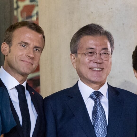 Le président de la République française Emmanuel Macron, sa femme la Première Dame Brigitte Macron (Trogneux), le président de la République de Corée du Sud Moon Jae-in et sa femme Kim Jung-Sook - Le président de la République française et sa femme la Première reçoivent le président de la République de Corée du Sud et sa femme pour un diner d'Etat au palais de l'Elysée à Paris, France, le 15 octobre 2018. © Cyril Moreau/Bestimage