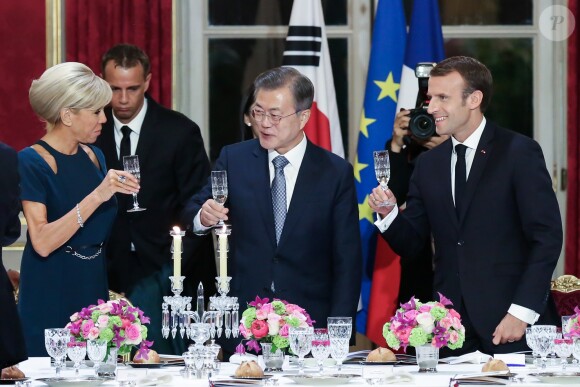 La Première Dame Brigitte Macron, le président de la République de Corée du Sud Moon Jae-in et le président de la République française Emmanuel Macron - Le président de la République française, sa femme la Première Dame, le président de la République de Corée du Sud et sa femme lors du dîner d'Etat au palais de l'Elysée à Paris, France, le 15 octobre 2018. © Stéphane Lemouton/Bestimage