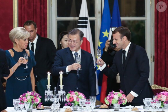 La Première Dame Brigitte Macron, le président de la République de Corée du Sud Moon Jae-in et le président de la République française Emmanuel Macron - Le président de la République française, sa femme la Première Dame, le président de la République de Corée du Sud et sa femme lors du dîner d'Etat au palais de l'Elysée à Paris, France, le 15 octobre 2018. © Stéphane Lemouton/Bestimage