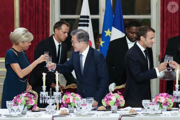 La Première Dame Brigitte Macron, le président de la République de Corée du Sud Moon Jae-in et le président de la République française Emmanuel Macron - Le président de la République française, sa femme la Première Dame, le président de la République de Corée du Sud et sa femme lors du dîner d'Etat au palais de l'Elysée à Paris, France, le 15 octobre 2018. © Stéphane Lemouton/Bestimage