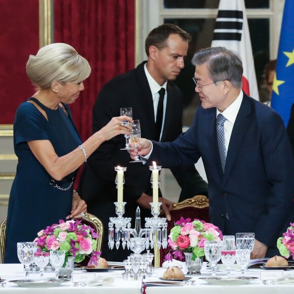 La Première Dame Brigitte Macron, le président de la République de Corée du Sud Moon Jae-in et le président de la République française Emmanuel Macron - Le président de la République française, sa femme la Première Dame, le président de la République de Corée du Sud et sa femme lors du dîner d'Etat au palais de l'Elysée à Paris, France, le 15 octobre 2018. © Stéphane Lemouton/Bestimage