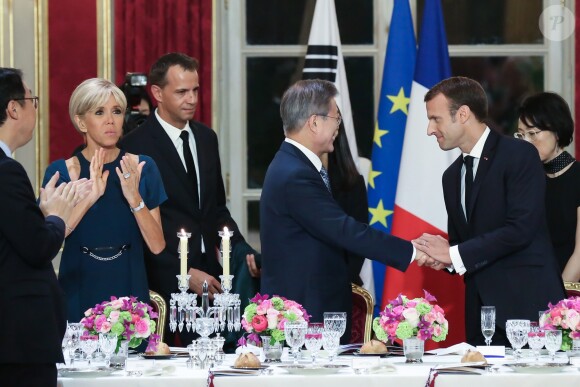 La Première Dame Brigitte Macron, le président de la République de Corée du Sud Moon Jae-in et le président de la République française Emmanuel Macron - Le président de la République française, sa femme la Première Dame, le président de la République de Corée du Sud et sa femme lors du dîner d'Etat au palais de l'Elysée à Paris, France, le 15 octobre 2018. © Stéphane Lemouton/Bestimage