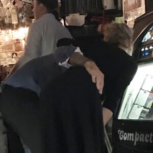 Exclusif - Amber Heard danse et passe un bon moment avec un inconnu dans un bar à New York, le 8 octobre 2018. Selon le Daily Mail, il s'agissait de Kristopher Brock, un designer américain marié à Laura Vassar.